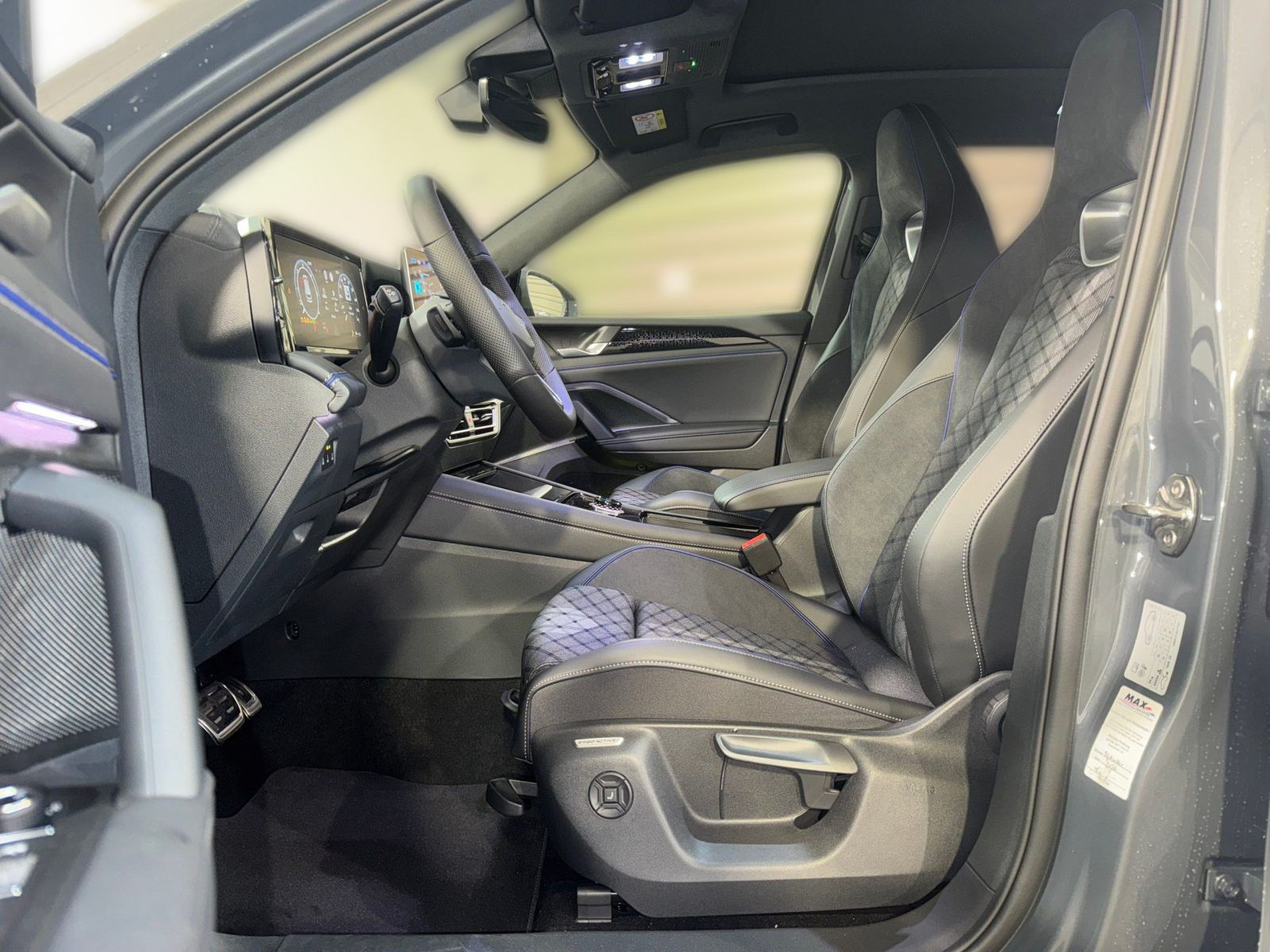 Tiguan R-Line 2.0 TDI 4M DSG PANO+AHK+NAVI+KAMERA+IQ-LIGHT