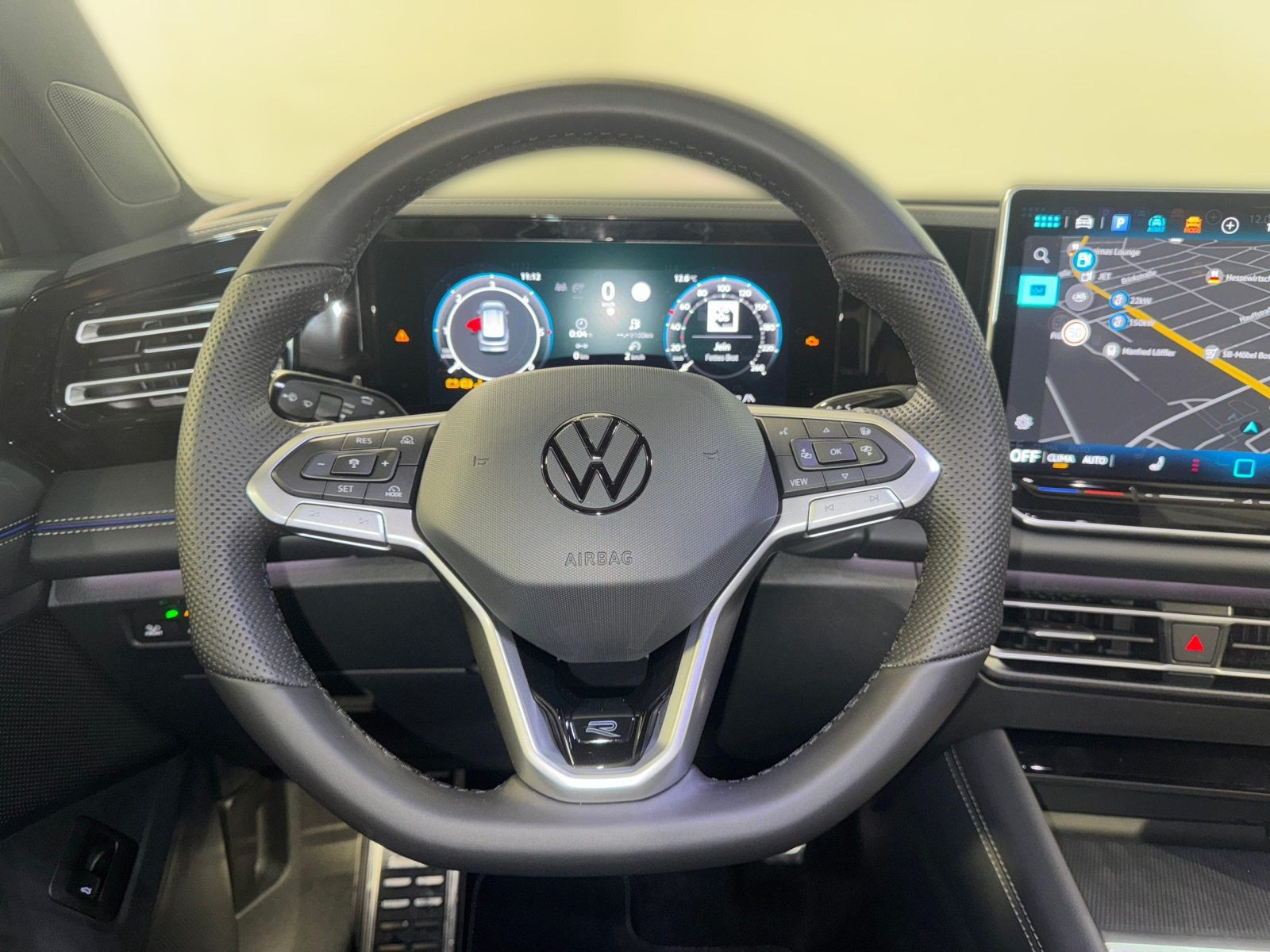 Tiguan R-Line 2.0 TDI 4M DSG PANO+AHK+NAVI+KAMERA+IQ-LIGHT