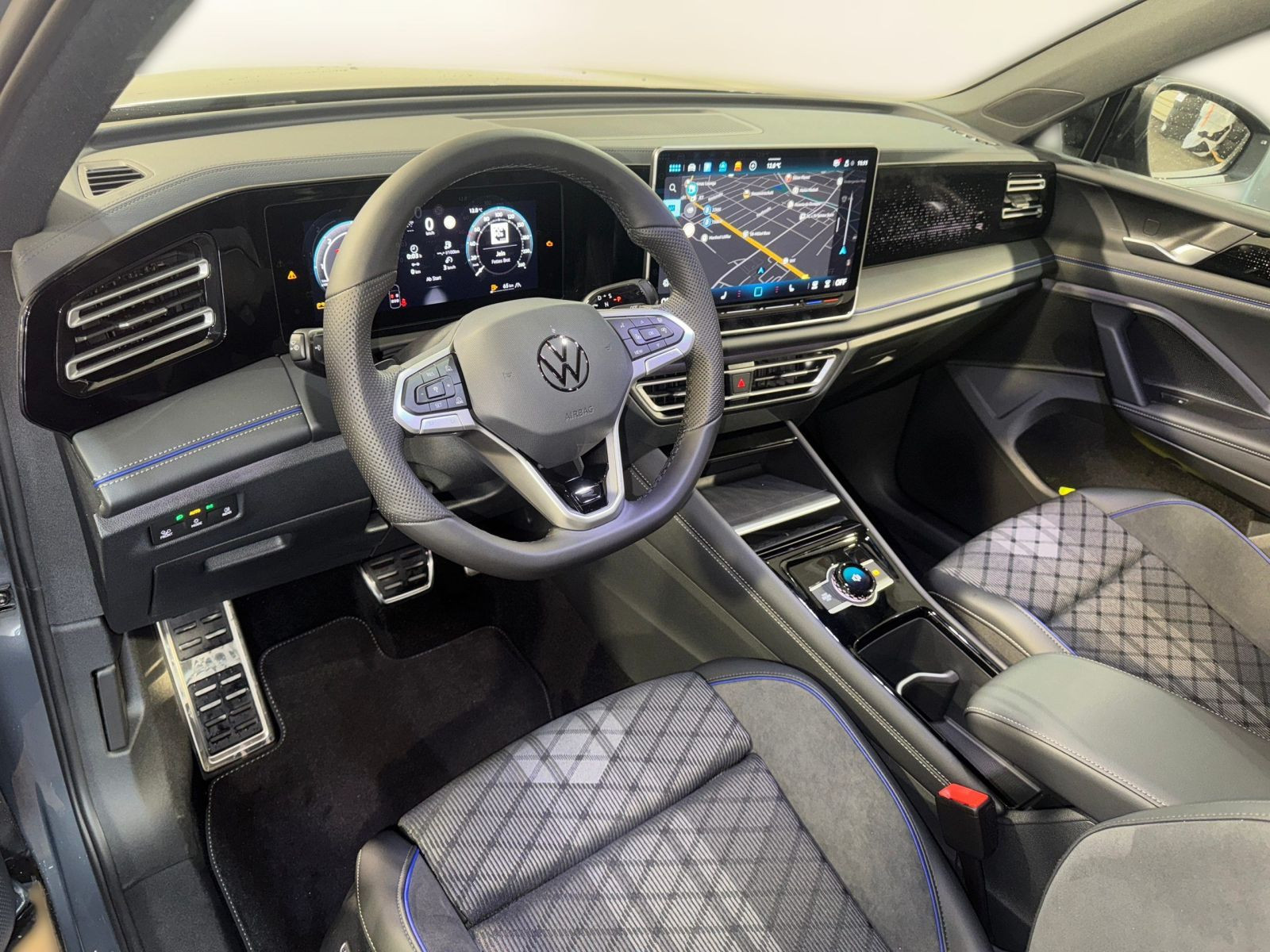 Tiguan R-Line 2.0 TDI 4M DSG PANO+AHK+NAVI+KAMERA+IQ-LIGHT