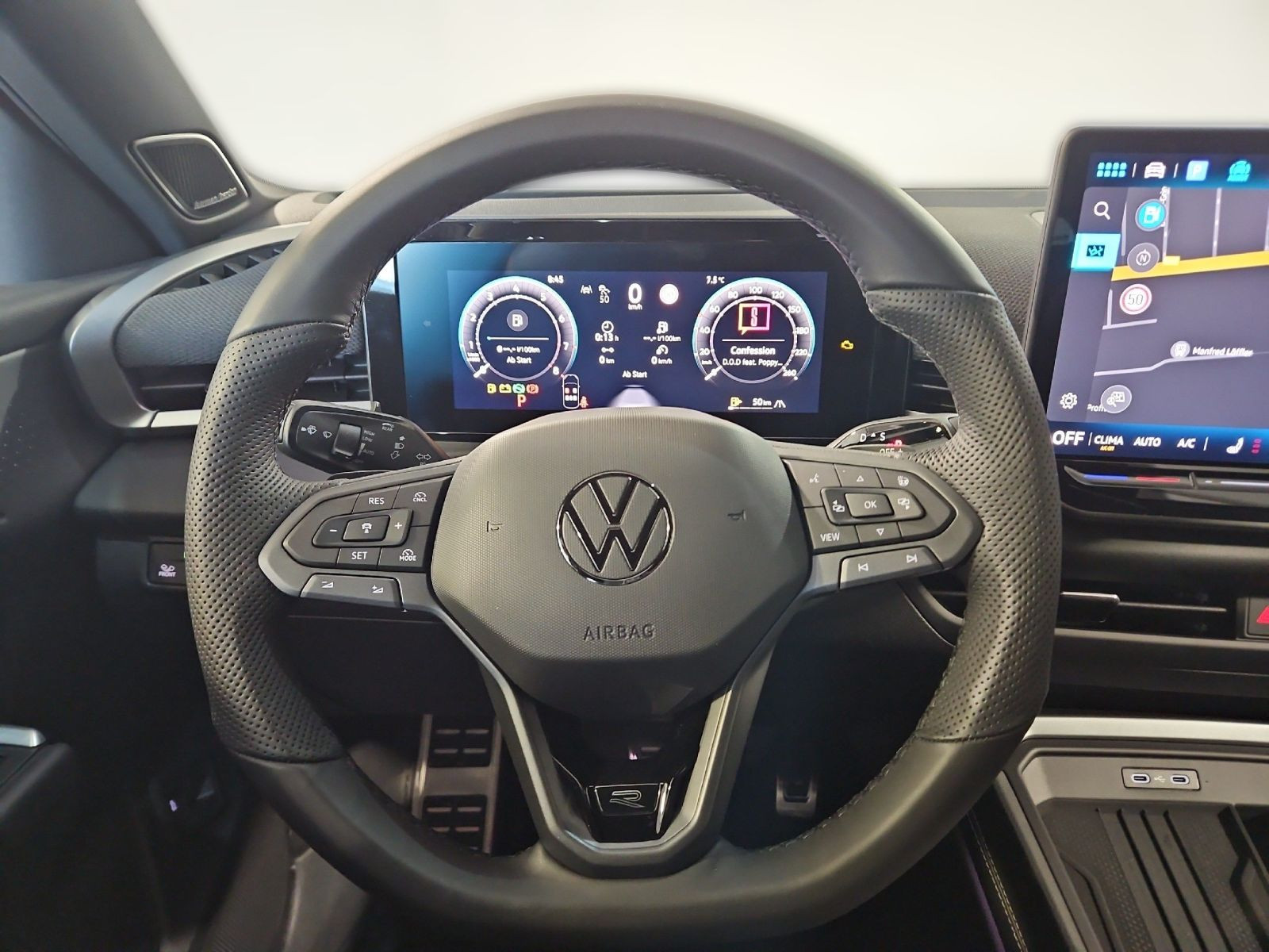 T-Roc R-Line 1.5 l eTSI DSG LEDER+PANO+AHK+HARMAN-KARDON