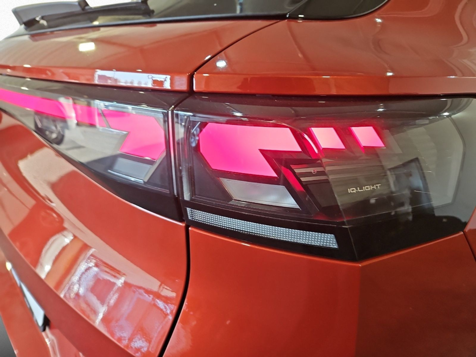 T-Roc R-Line 1.5 l eTSI DSG LEDER+PANO+AHK+HARMAN-KARDON