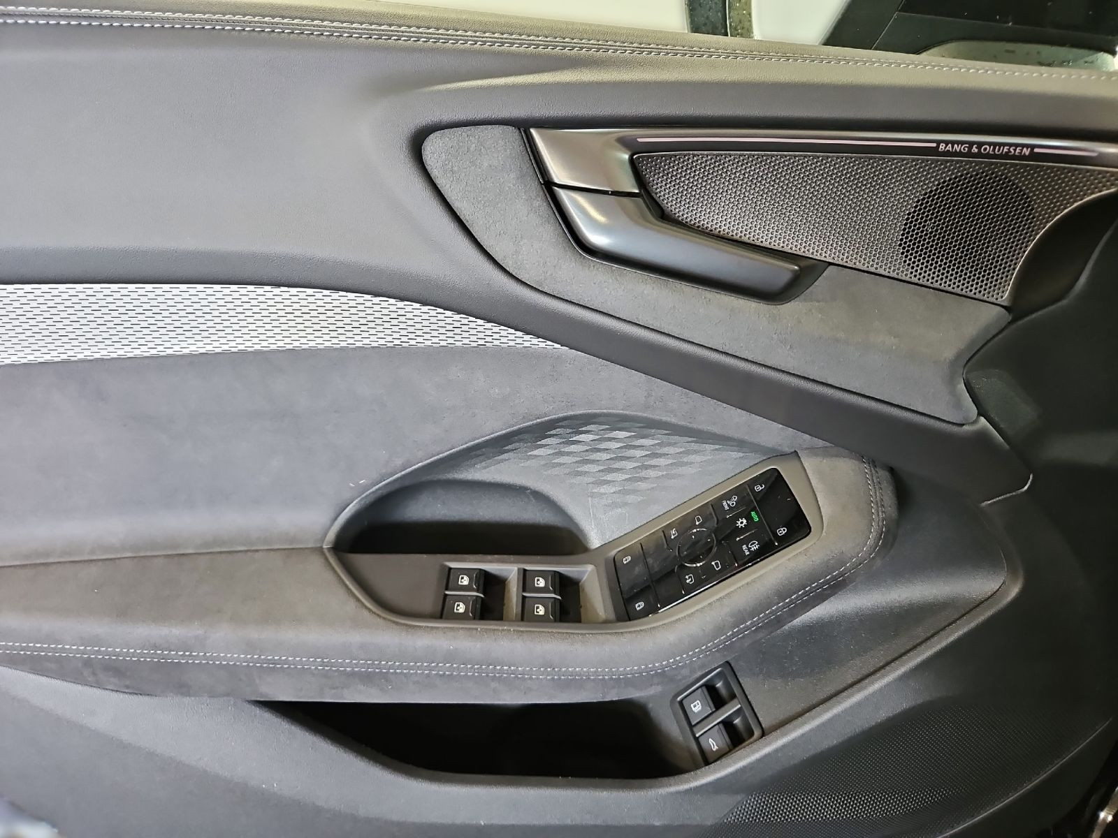 A5 Avant e-hybrid quattro +0,5% VeSt*B&O*AHK*TECH-PLUS*