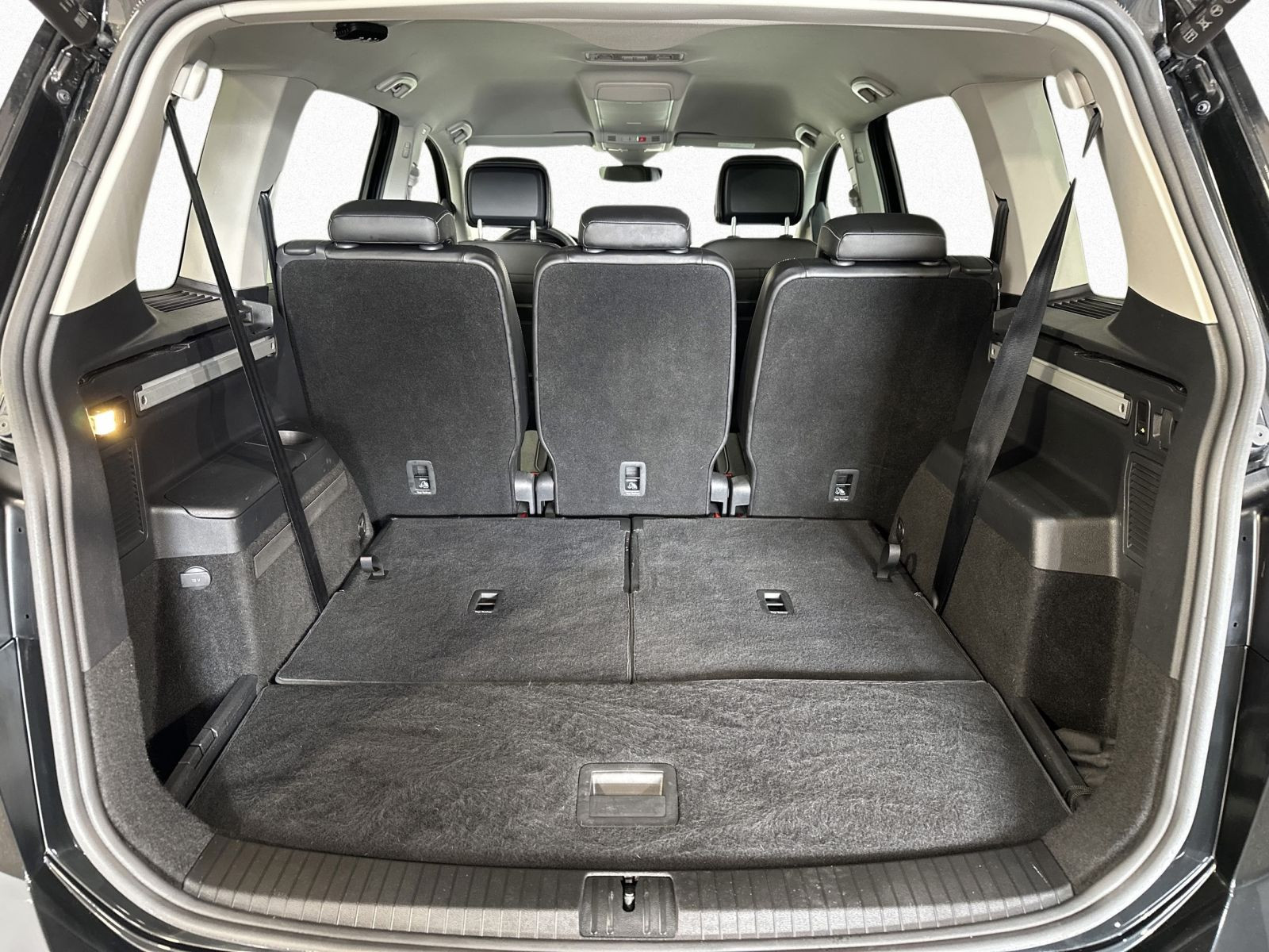 Touran 2.0 TDI DSG ENERGY 7-SITZE IQ.LIGHT+AHK+DCP