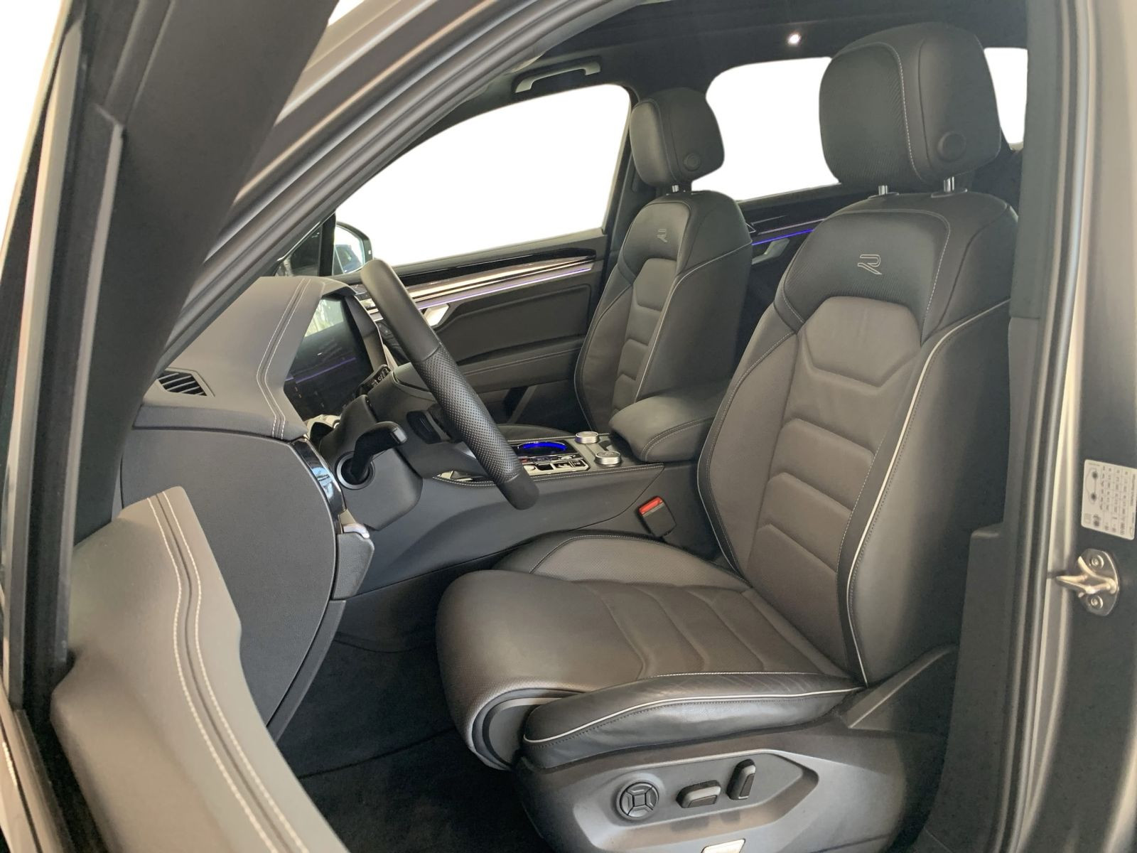 Touareg 3.0 TDI DSG 4M R LINE IQ.LIGHT+AHK+PANO+