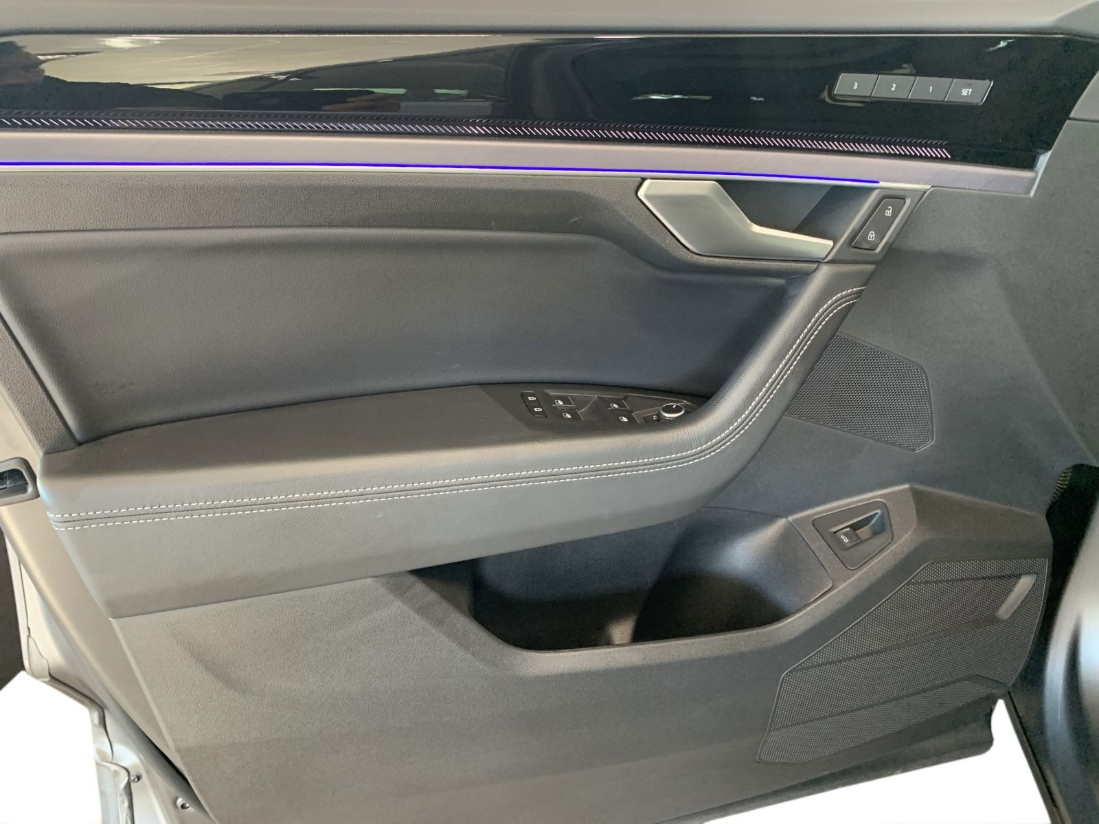Touareg 3.0 TDI DSG 4M R LINE IQ.LIGHT+AHK+PANO+