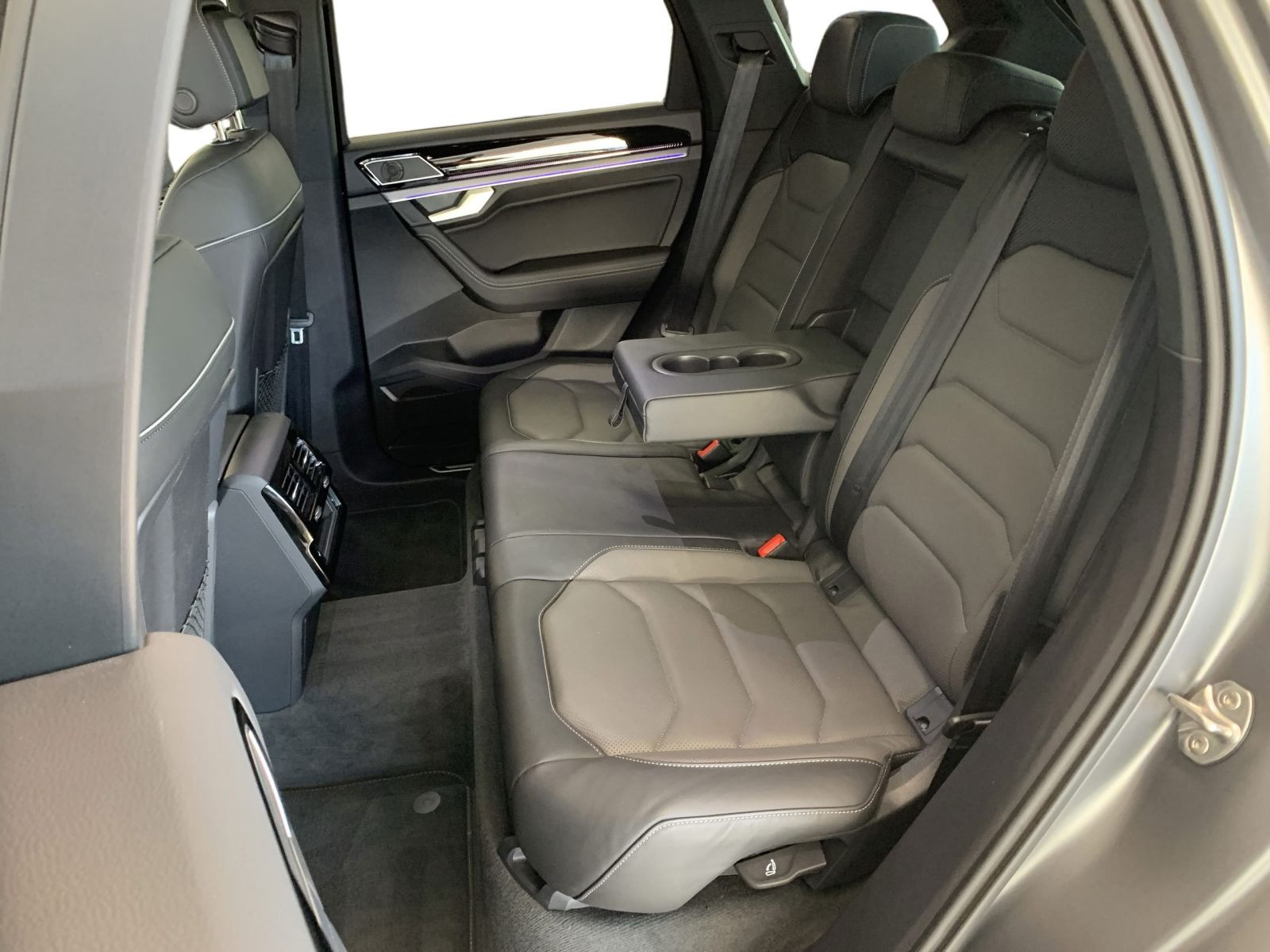 Touareg 3.0 TDI DSG 4M R LINE IQ.LIGHT+AHK+PANO+