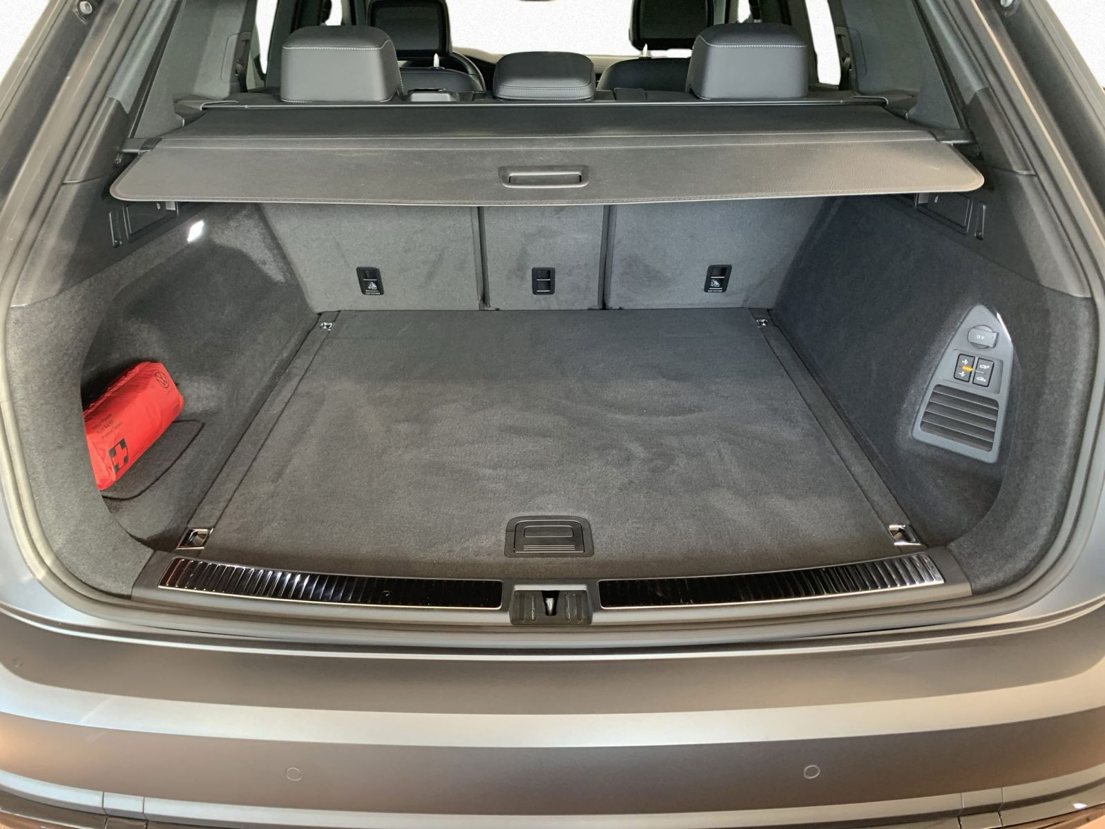 Touareg 3.0 TDI DSG 4M R LINE IQ.LIGHT+AHK+PANO+