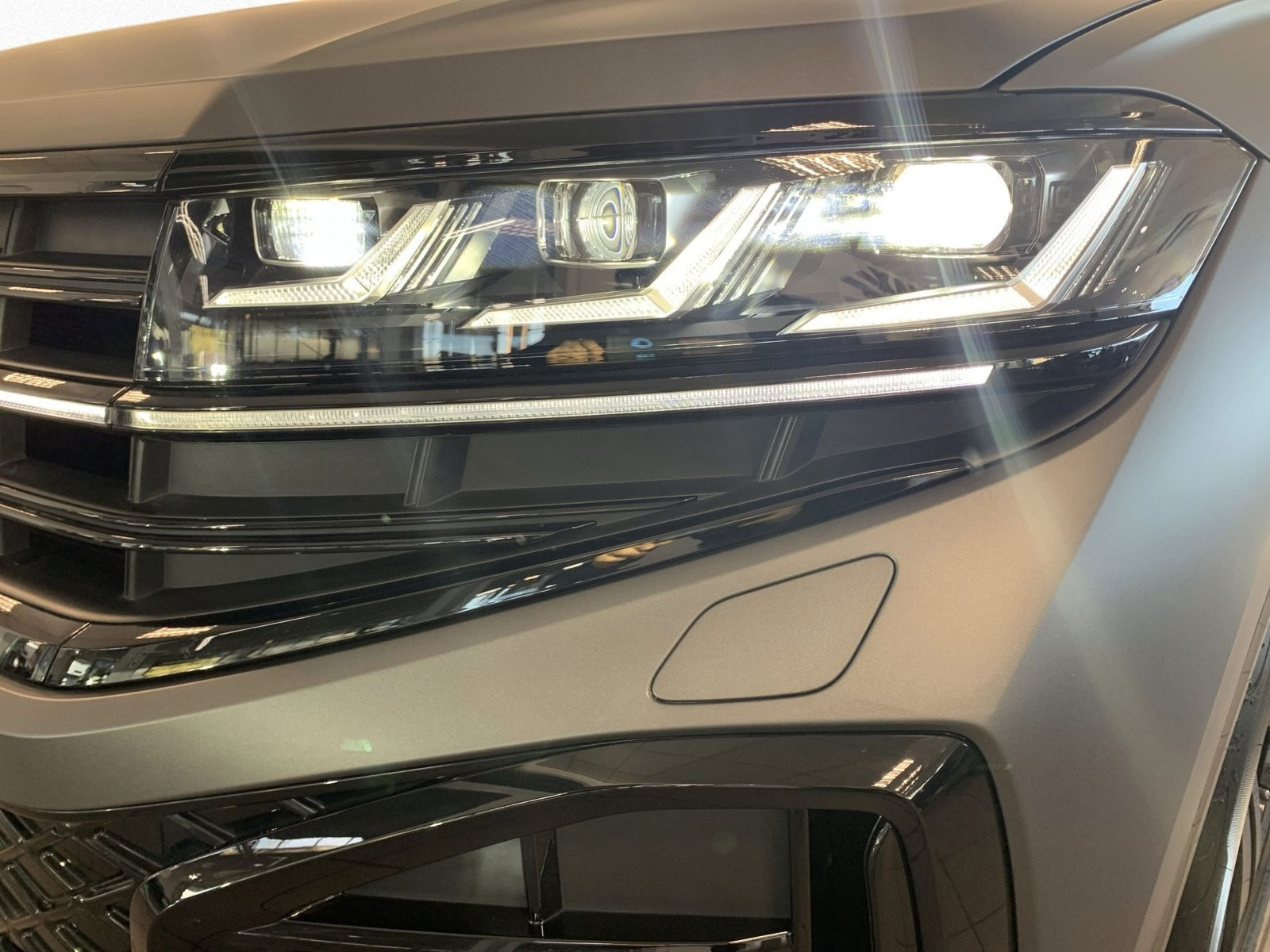 Touareg 3.0 TDI DSG 4M R LINE IQ.LIGHT+AHK+PANO+