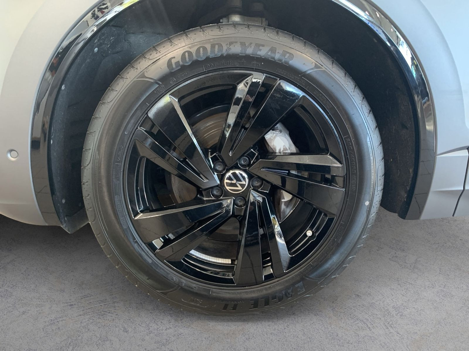 Touareg 3.0 TDI DSG 4M R LINE IQ.LIGHT+AHK+PANO+