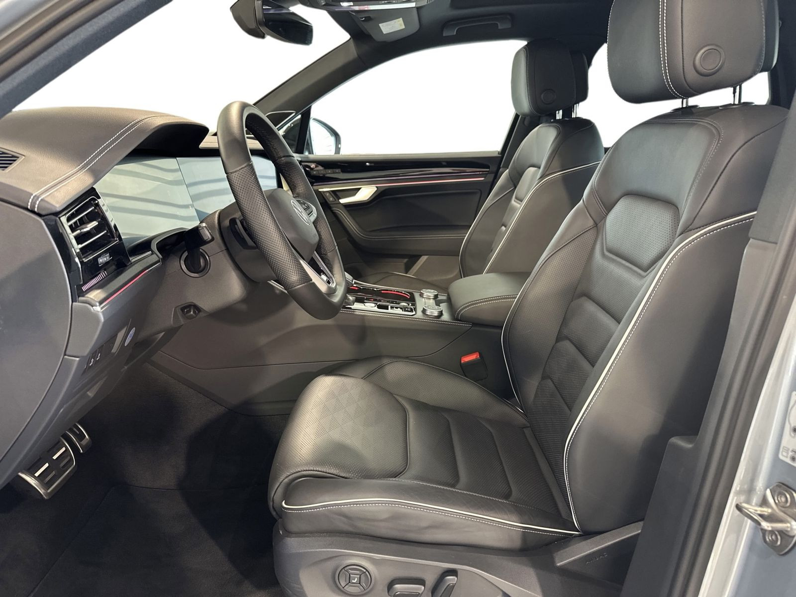 Touareg 3.0 TDI DSG 4M R LINE IQ.LIGHT+AHK+PANO+