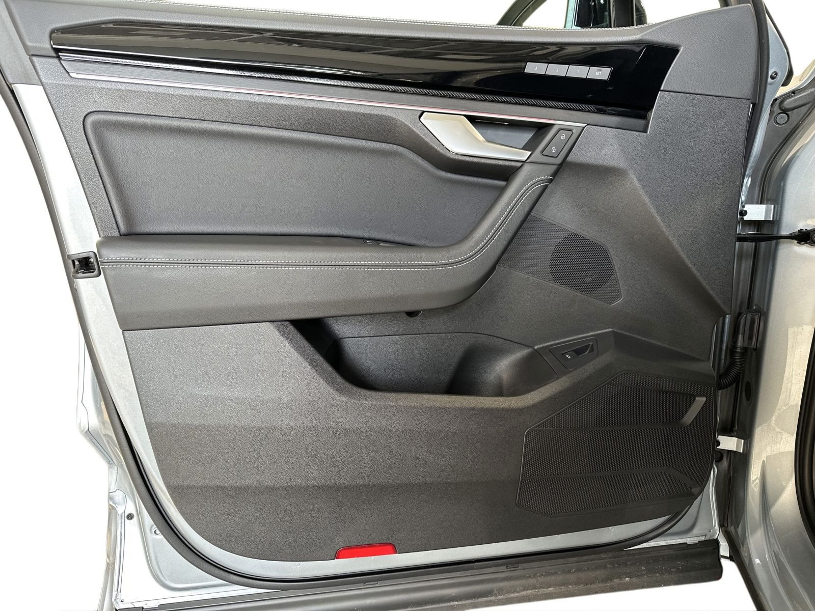 Touareg 3.0 TDI DSG 4M R LINE IQ.LIGHT+AHK+PANO+