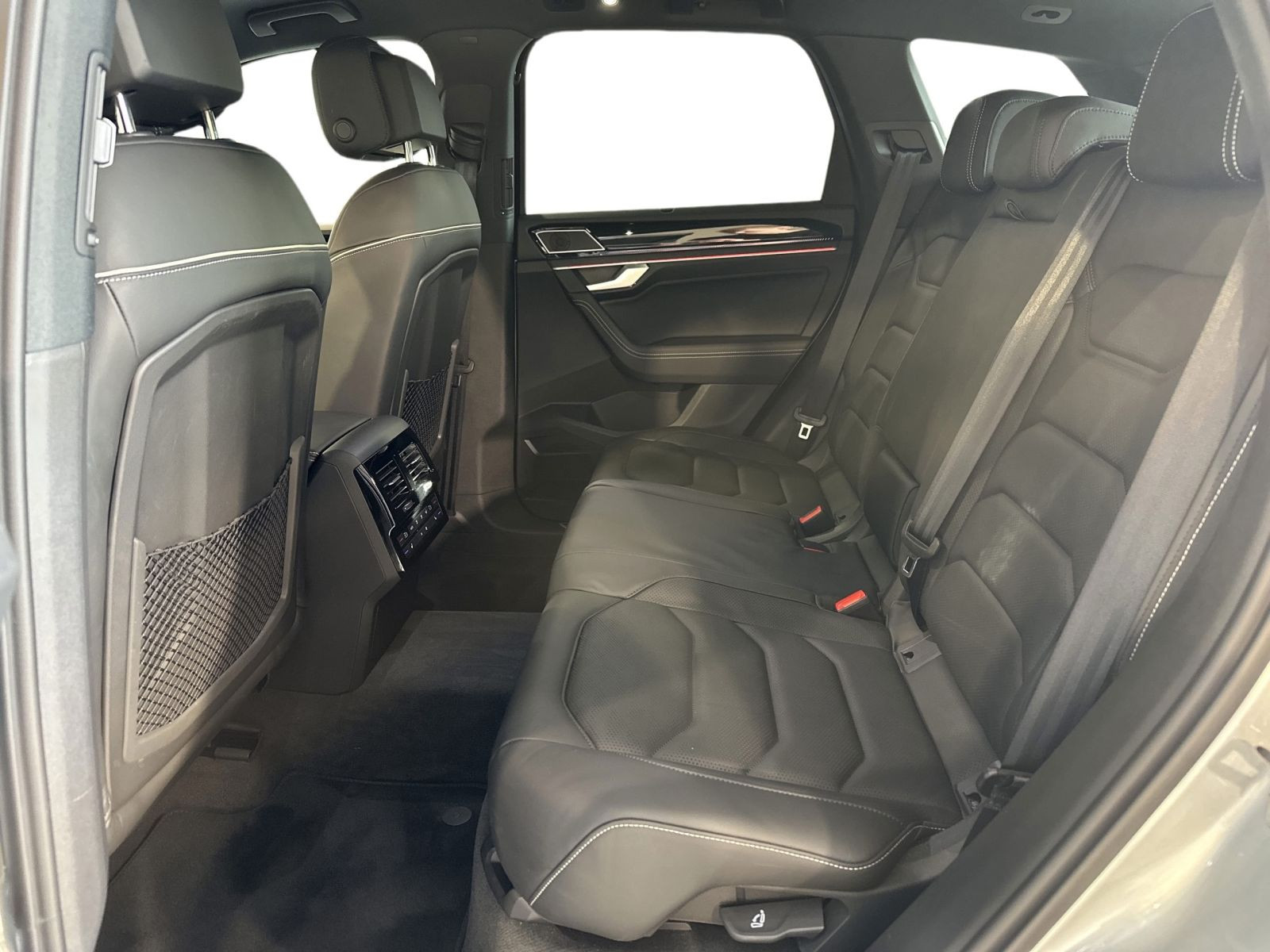 Touareg 3.0 TDI DSG 4M R LINE IQ.LIGHT+AHK+PANO+