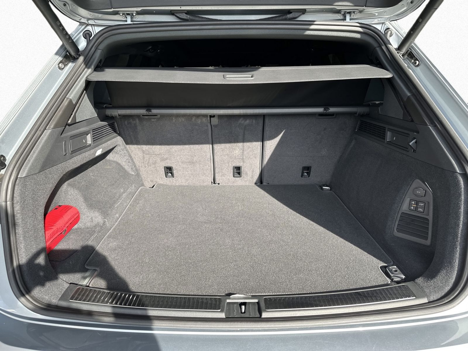 Touareg 3.0 TDI DSG 4M R LINE IQ.LIGHT+AHK+PANO+