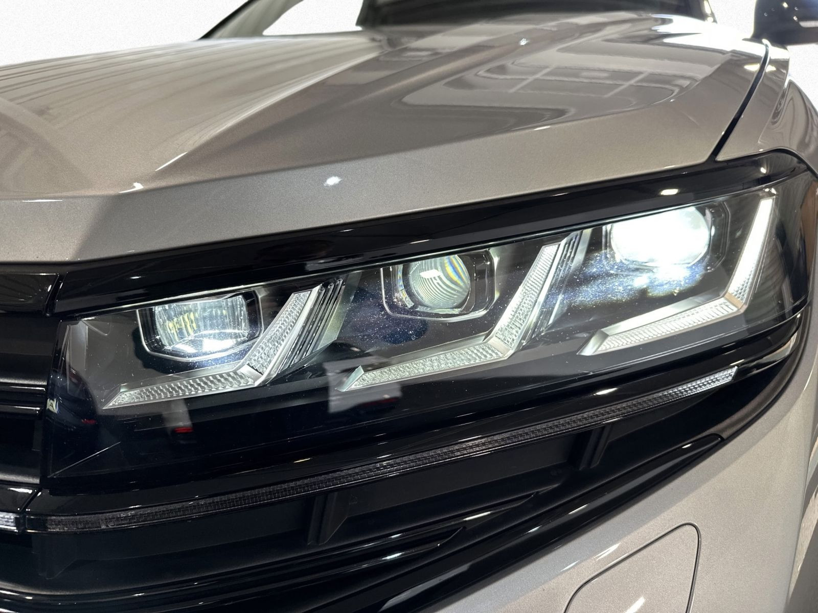 Touareg 3.0 TDI DSG 4M R LINE IQ.LIGHT+AHK+PANO+
