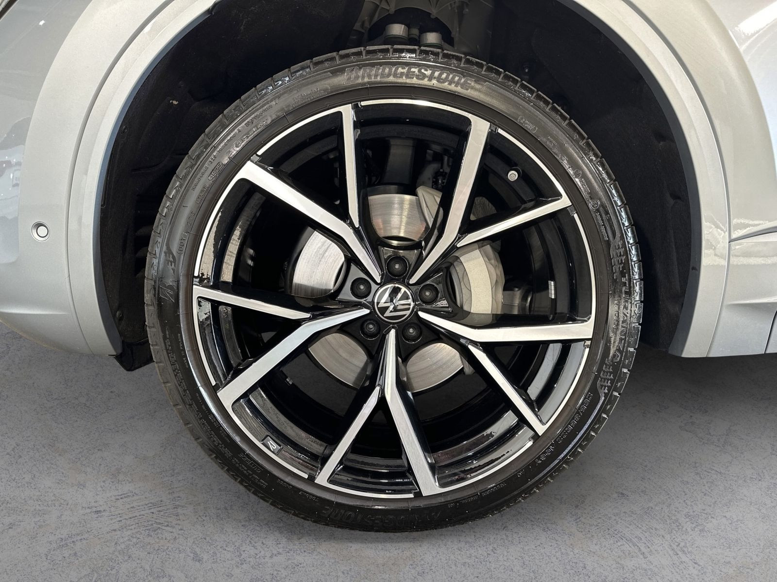 Touareg 3.0 TDI DSG 4M R LINE IQ.LIGHT+AHK+PANO+