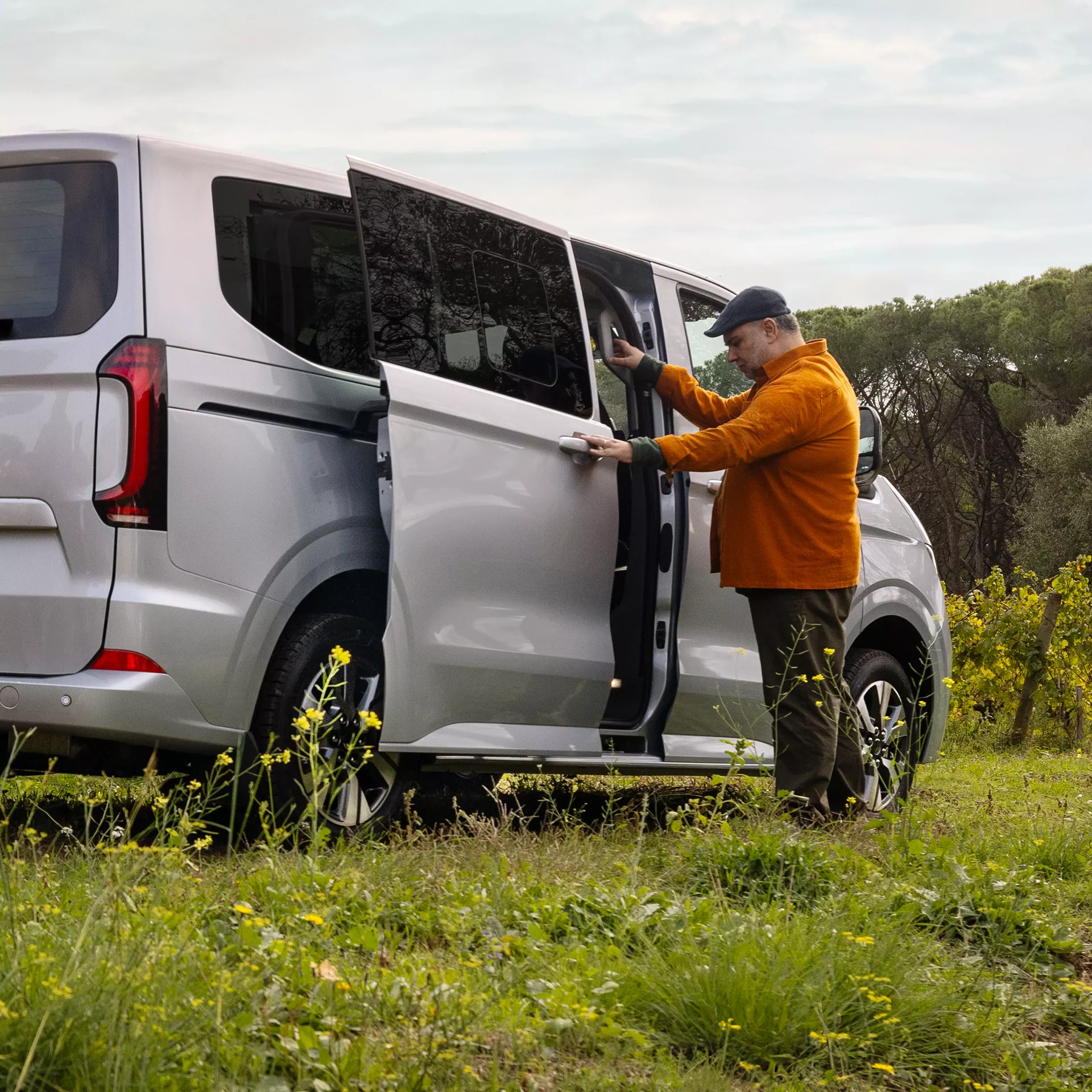 cv001184pic-vw-caravelle-sliding-doors-tailgate-1x1 Mann öffnet die hintere Tür des VW New e-Caravelle