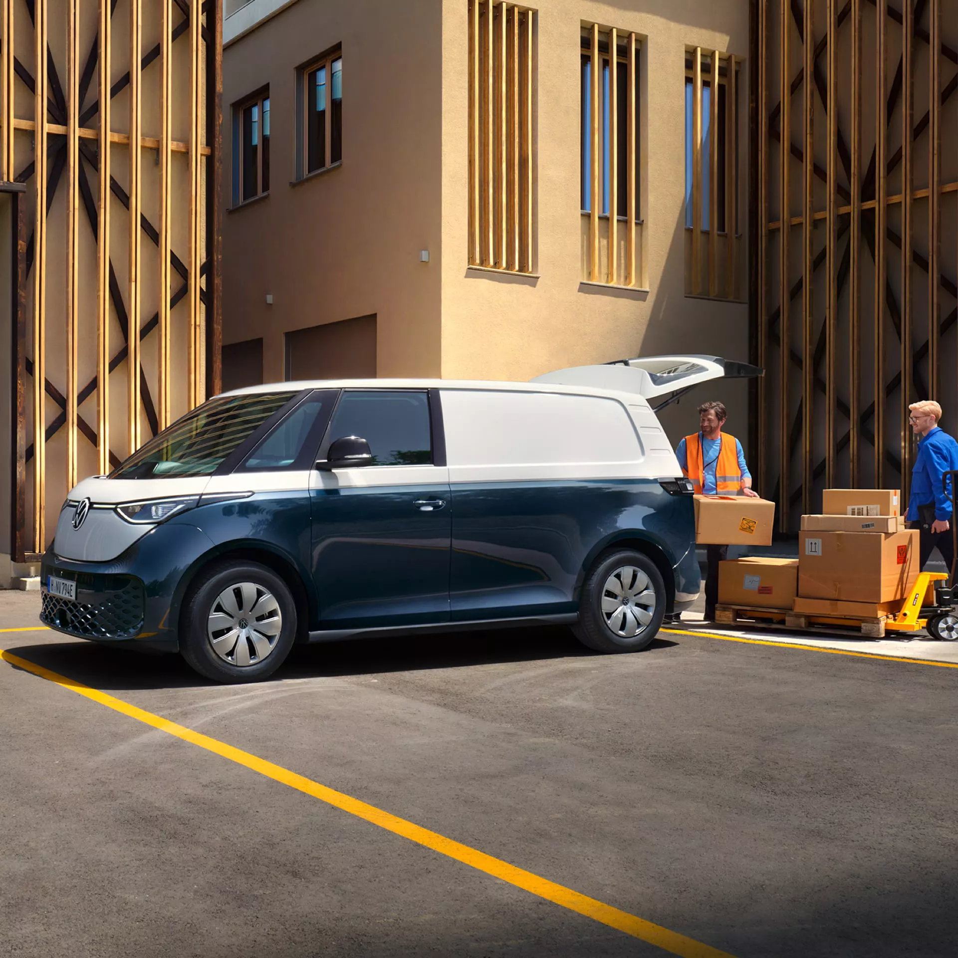 ib000246pic-vw-id-buzz-4x3-2 VW ID. Buzz Cargo wird mit Paketen beladen