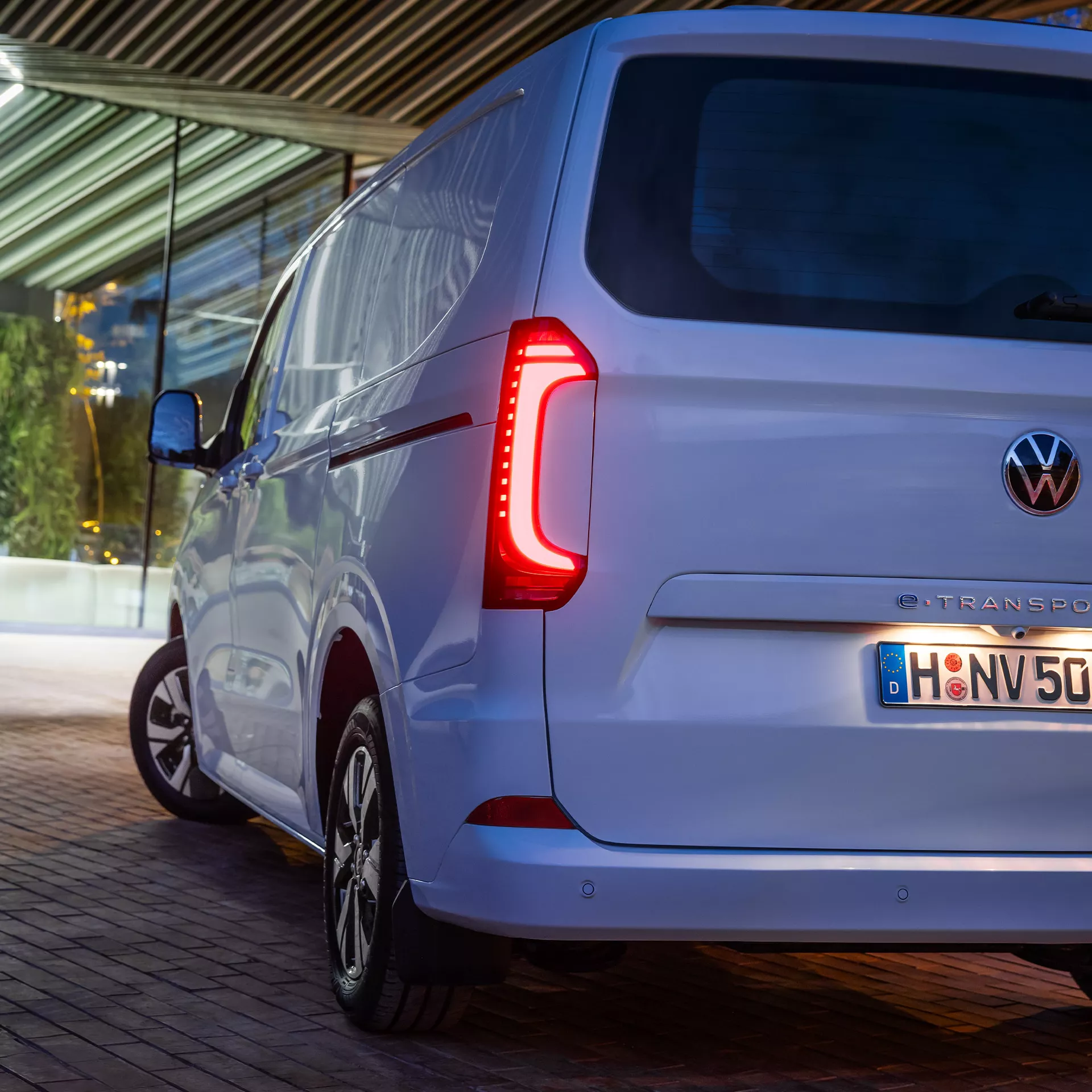 tr003175pic-vw-transporter-light-design-1x1 Heck des New e-Transporters mit dem neuen Licht-Design