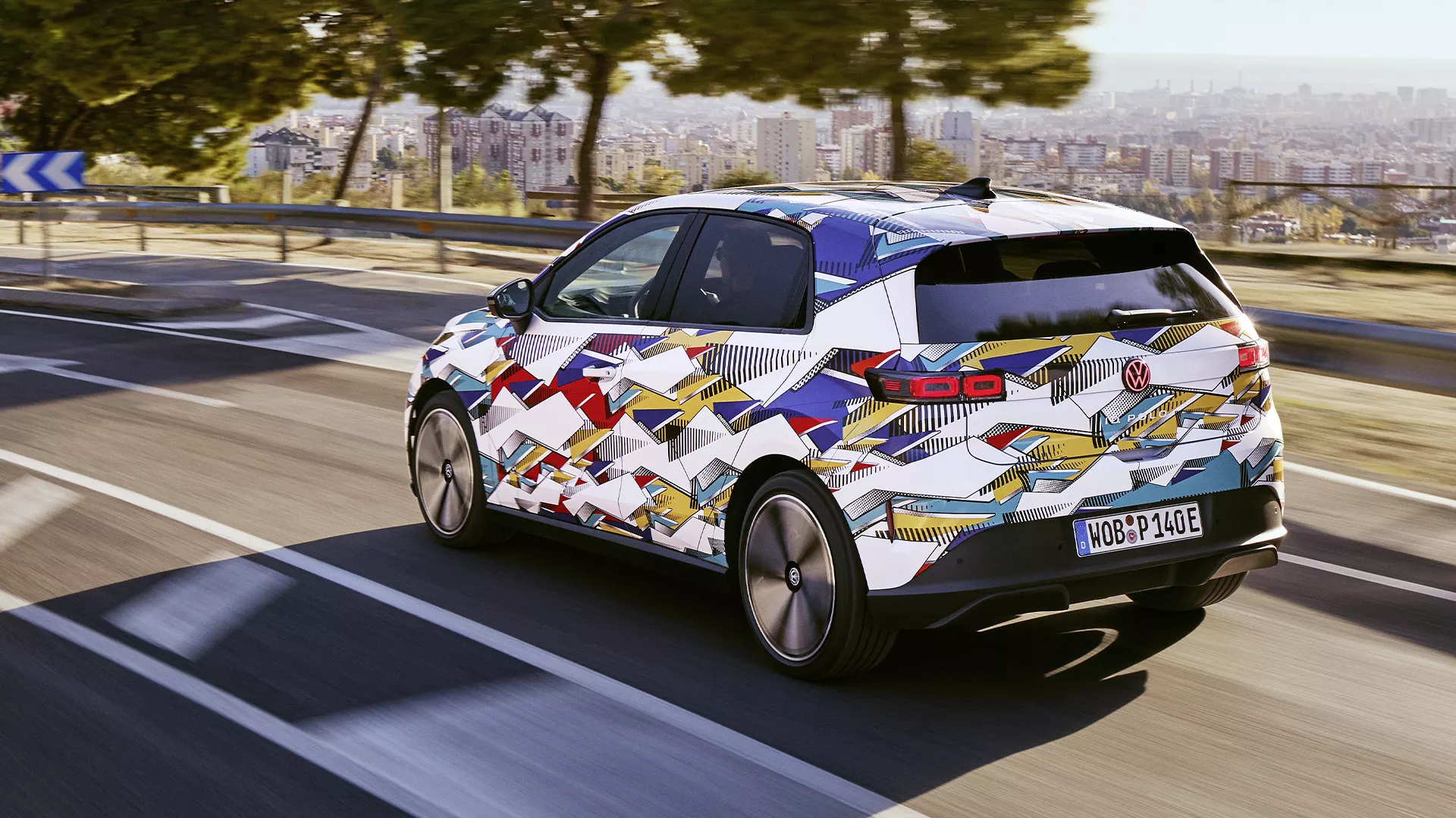 03_DB2025AU01976_ID-Polo-drives-on-City-Road-Rear-3-4-View_16-9 VW ID. Polo Heckansicht Camouflage